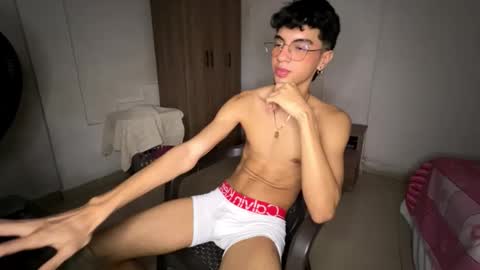 Snapshot of mike_pineapple chatting on October 28, 3:43 am Mike Pineapple online show from October 28, 3:43 am