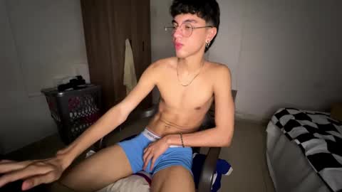 Snapshot of mike_pineapple chatting on October 31, 3:40 am Mike Pineapple online show from October 31, 3:40 am