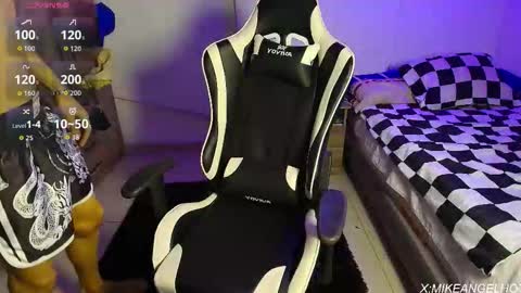 Mike Pineapple online show from March 18, 3:31 am