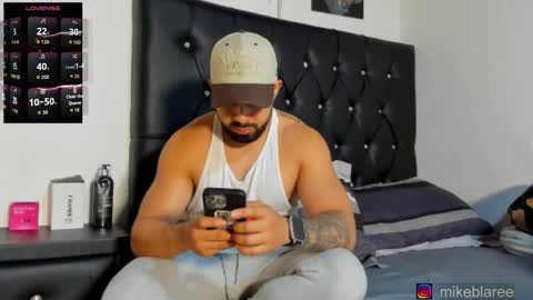 Snapshot of mikeblaree chatting on February 17, 10:05 pm mikeblaree online show from February 17, 10:05 pm