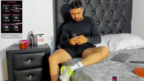 Snapshot of mikeblaree chatting on February 21, 8:32 pm mikeblaree online show from February 21, 8:32 pm