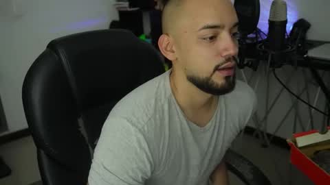 Snapshot of mikecrusoe chatting on November 1, 11:07 pm M i k e Crusoe online show from November 1, 11:07 pm