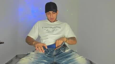 Snapshot of mikee_scooth chatting on March 1, 12:23 am mikee_scooth online show from March 1, 12:23 am