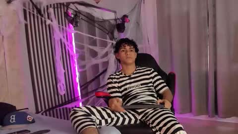 mikey_banji online show from October 31, 1:01 pm