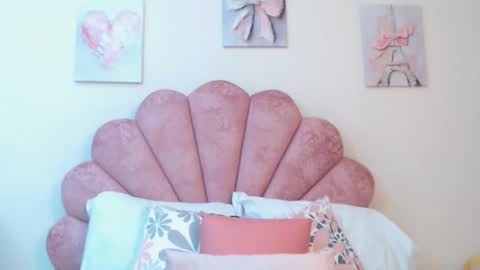 Snapshot of mila_adamss chatting on May 6, 10:42 am mila_adamss online show from May 6, 10:42 am
