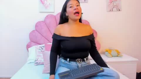 Snapshot of mila_adamss chatting on July 4, 12:33 pm mila_adamss online show from July 4, 12:33 pm