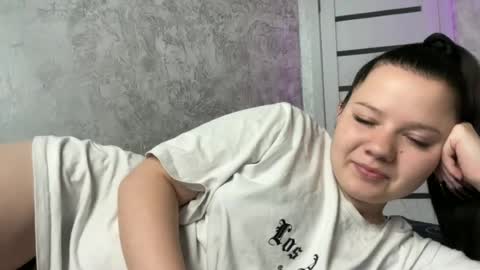 Snapshot of mila_bloom chatting on June 13, 2:59 pm Mila online show from June 13, 2:59 pm