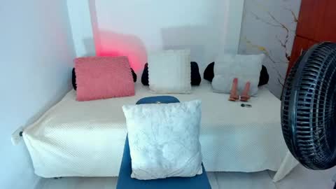 Snapshot of mila_rose1 chatting on May 8, 2:50 am martina online show from May 8, 2:50 am