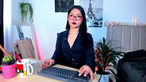 Snapshot of mila_shay chatting on May 6, 11:59 am Mila online show from May 6, 11:59 am