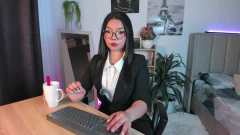 Snapshot of mila_shay chatting on May 19, 10:54 am Mila online show from May 19, 10:54 am