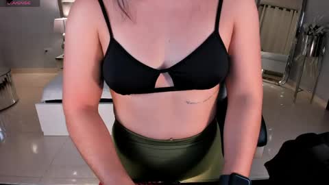 Snapshot of milacoleman chatting on May 2, 3:00 am Mila online show from May 2, 3:00 am