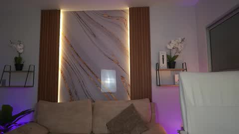 Snapshot of milacrave chatting on December 16, 11:37 am milacrave online show from December 16, 11:37 am