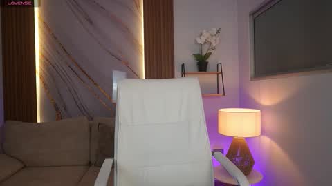 Snapshot of milacrave chatting on December 17, 11:38 am milacrave online show from December 17, 11:38 am