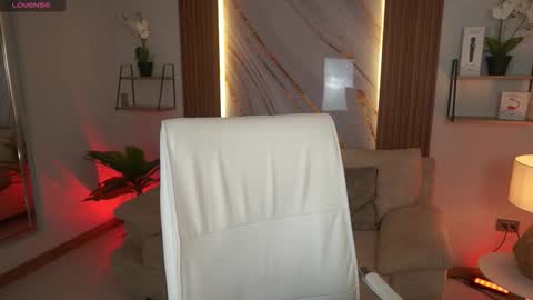 Snapshot of milacrave chatting on December 19, 11:39 am milacrave online show from December 19, 11:39 am