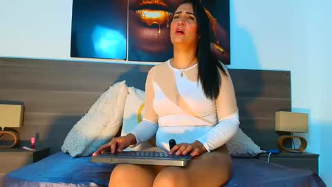 Snapshot of milahot23 chatting on May 4, 10:44 am mila online show from May 4, 10:44 am