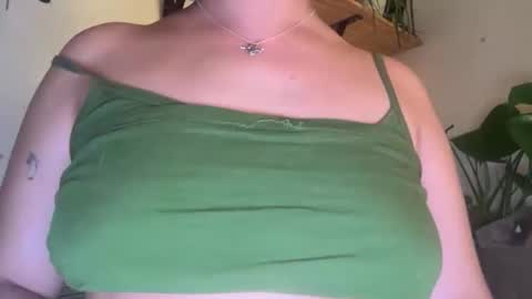 Snapshot of milakun1s chatting on March 31, 2:02 am milakun1s online show from March 31, 2:02 am