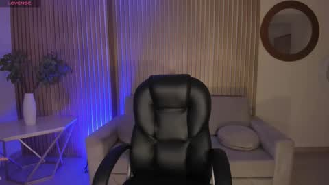 Snapshot of milalawrence_ chatting on November 11, 12:05 pm Mila online show from November 11, 12:05 pm