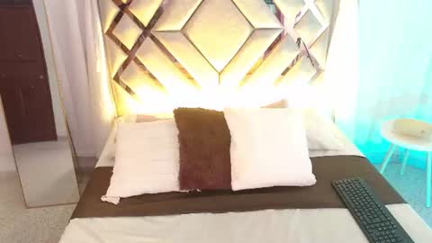 MilaMonroeXX online show from August 1, 2:33 am