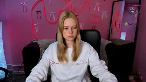 Snapshot of milana_kick chatting on March 17, 6:50 am Mila online show from March 17, 6:50 am