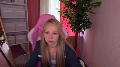 Snapshot of milana_r0se chatting on July 18, 9:02 am Milana online show from July 18, 9:02 am