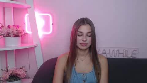 milanaangelas online show from December 15, 5:44 am