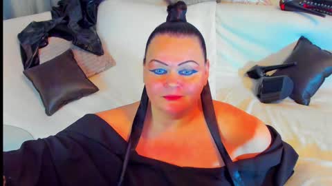 Lana online show from December 4, 5:55 pm