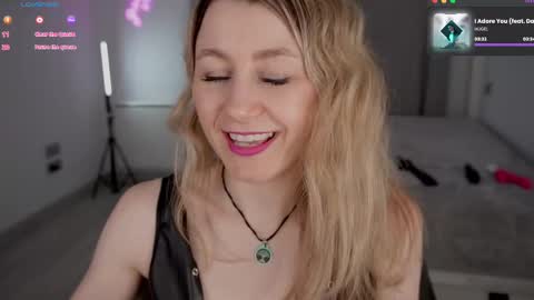 Snapshot of milanacamgirl chatting on March 24, 5:29 pm Milana online show from March 24, 5:29 pm