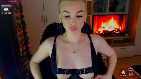 Snapshot of milanafox_ chatting on March 14, 8:58 pm Lana online show from March 14, 8:58 pm