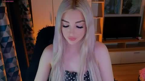 Snapshot of milanafox_ chatting on April 7, 6:52 pm Lana online show from April 7, 6:52 pm