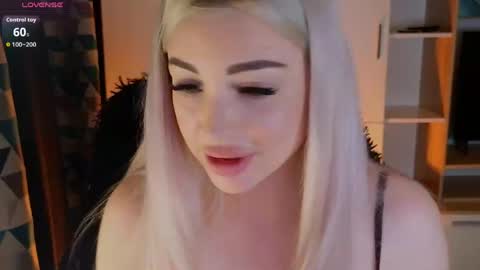 Snapshot of milanafox_ chatting on April 8, 8:42 pm Lana online show from April 8, 8:42 pm