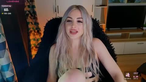 Snapshot of milanafox_ chatting on April 9, 8:25 pm Lana online show from April 9, 8:25 pm