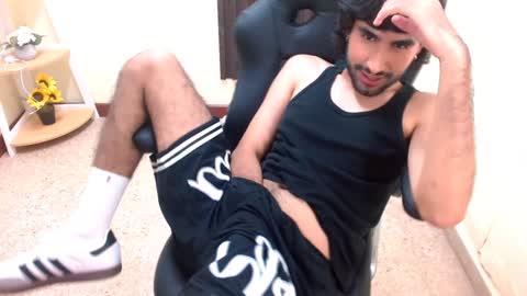 Snapshot of milanzaire chatting on December 5, 2:09 am milanzaire online show from December 5, 2:09 am