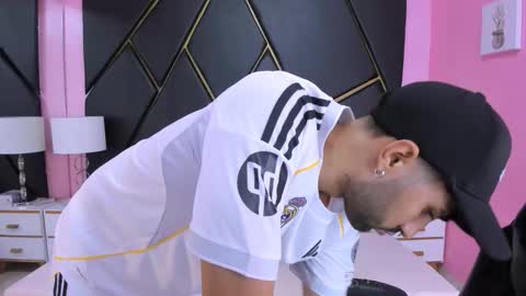 Snapshot of milanzaire chatting on November 9, 9:35 pm milanzaire online show from November 9, 9:35 pm