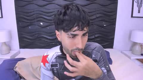 Snapshot of milanzaire chatting on November 19, 12:43 am milanzaire online show from November 19, 12:43 am