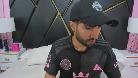 Snapshot of milanzaire chatting on November 26, 12:33 am milanzaire online show from November 26, 12:33 am