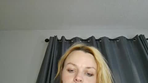 Snapshot of milaoshua chatting on January 8, 10:12 pm Wetbby00 online show from January 8, 10:12 pm