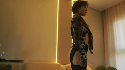 milaskissing online show from April 1, 10:49 am