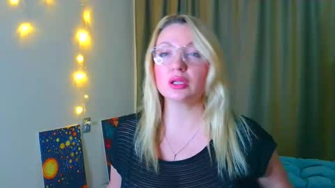 Snapshot of milasmille chatting on October 20, 11:05 pm milasmille online show from October 20, 11:05 pm