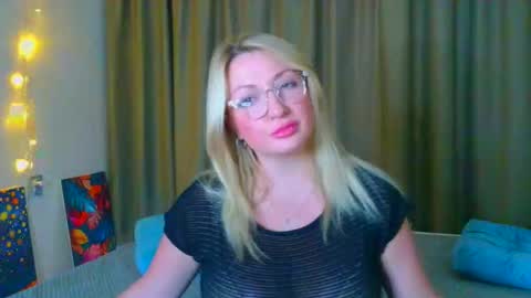 Snapshot of milasmille chatting on October 22, 12:16 pm milasmille online show from October 22, 12:16 pm