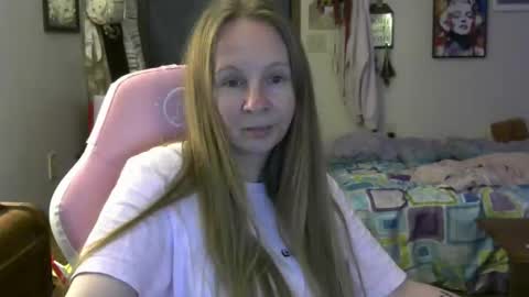 Snapshot of milastoned chatting on April 22, 1:41 am Mila online show from April 22, 1:41 am