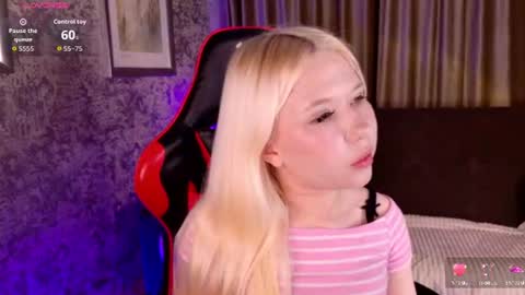 Mia online show from August 2, 3:32 pm
