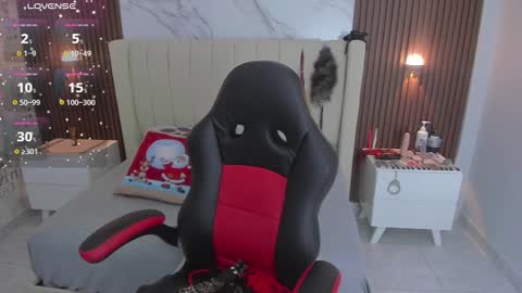 Snapshot of mileyerikson chatting on December 3, 2:52 am MILEY online show from December 3, 2:52 am