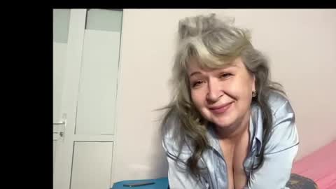 Snapshot of milf_charlotty chatting on June 24, 1:59 am Charlotte online show from June 24, 1:59 am
