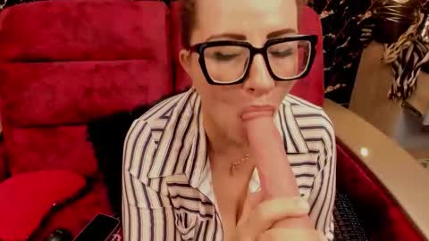 Snapshot of milf_drip chatting on March 17, 6:00 pm Lili online show from March 17, 6:00 pm