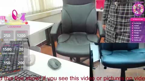 Snapshot of milf_viktoria chatting on March 9, 11:58 am Viktoria online show from March 9, 11:58 am