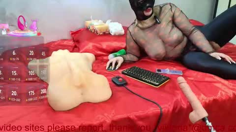 Snapshot of milf_viktoria chatting on March 14, 9:26 am Viktoria online show from March 14, 9:26 am