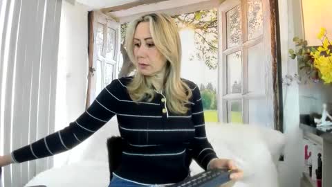 Snapshot of milfashley chatting on April 6, 1:23 pm ASHLEY online show from April 6, 1:23 pm