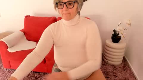 MilfElla online show from November 13, 8:46 am