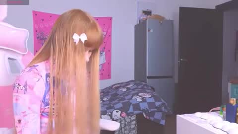 Snapshot of miliameow chatting on October 24, 8:49 pm Milia online show from October 24, 8:49 pm