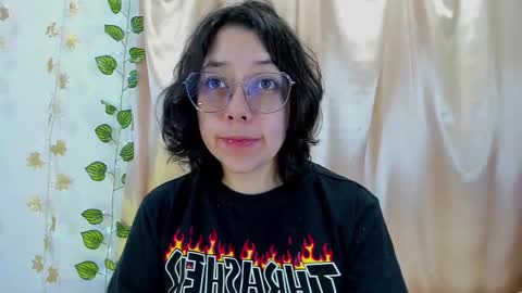 Snapshot of milie_yue chatting on December 2, 2:12 pm Millie online show from December 2, 2:12 pm